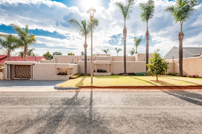 Verwoerdpark House For Sale: 3 Bedrooms, pool, lapa, garage, ample parking.