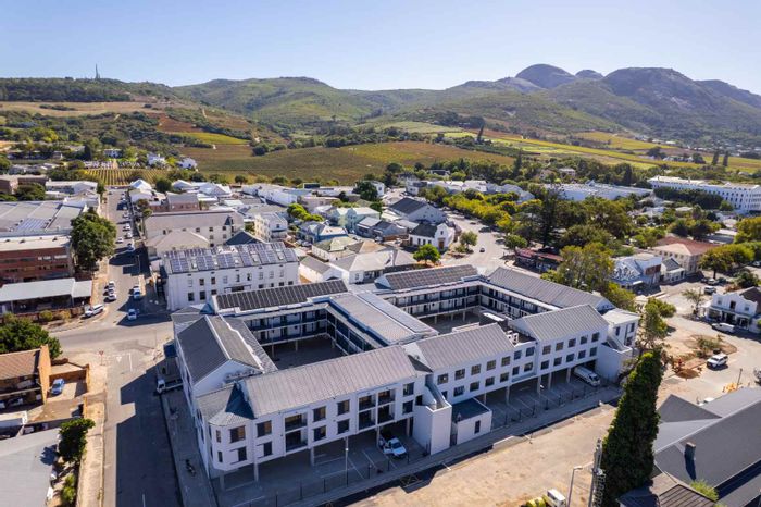 Paarl South Apartment To Rent: 2 Bedrooms, solar backup, balcony, near amenities.