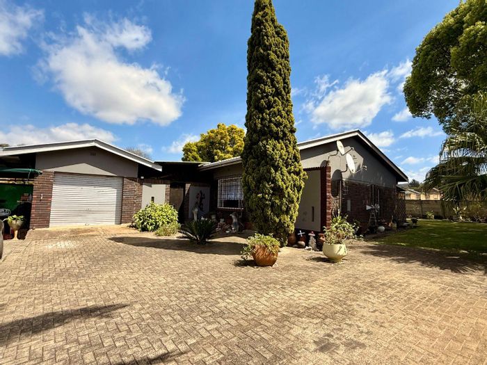 For Sale: House in Vryheid Central with 3 bedrooms, garage, and outdoor entertaining area.