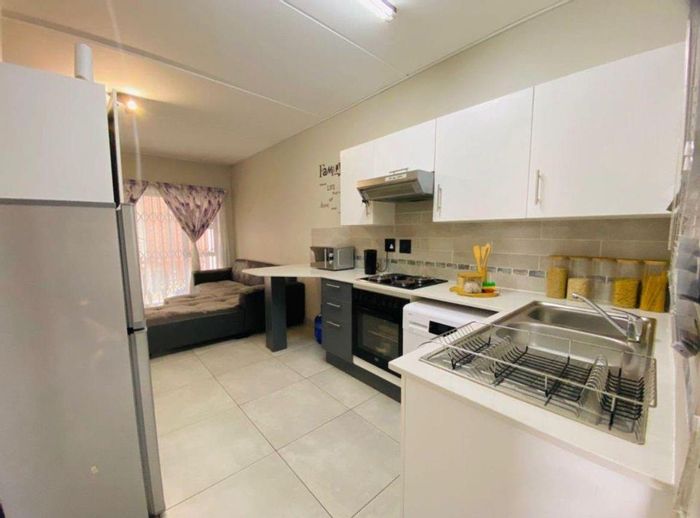 Ravenswood Apartment For Sale: 2 Bedrooms, Parking, Convenient Location, Functional Layout.