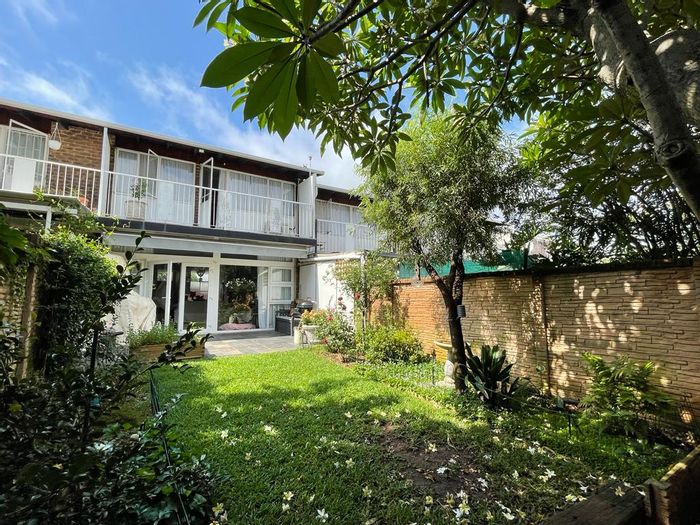 Lynnwood Townhouse To Rent: 3 bedrooms, private garden, garage, pre-paid electricity.