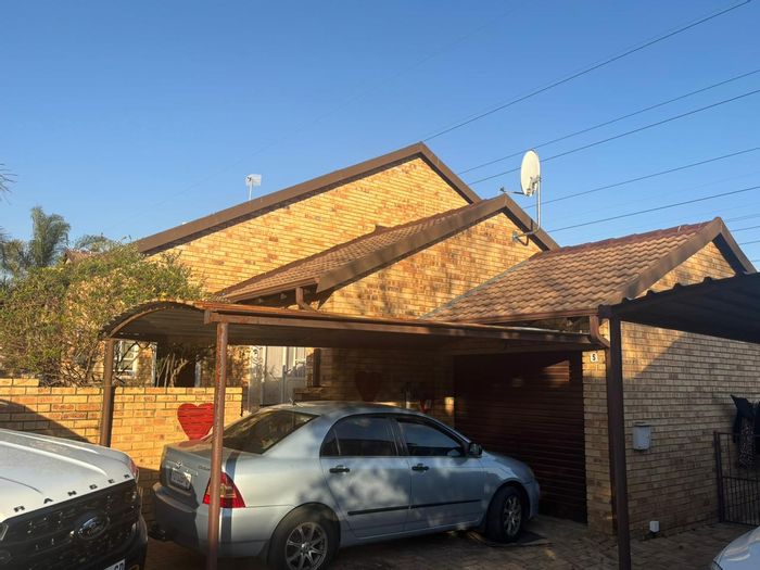 Rooihuiskraal North Townhouse For Sale: 3 Beds, 2 Baths, Garage, Private Garden.