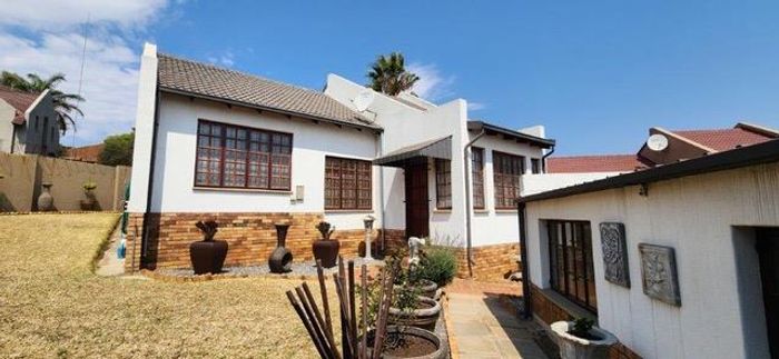 Elandshaven House For Sale: 2 Bedrooms, 2 Bathrooms, Spacious Living Areas.