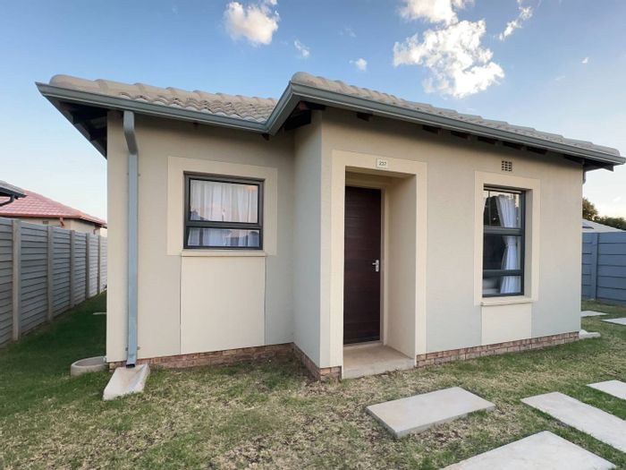 For Sale: House in Daveyton with 3 bedrooms, open-plan living, and solar geyser.