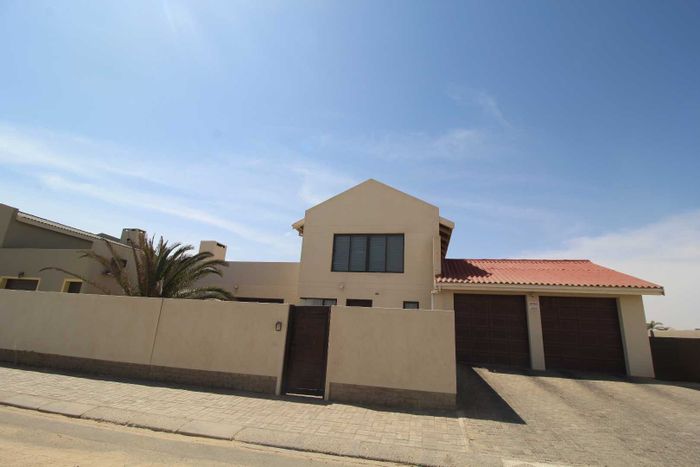 Ocean View House For Sale: 4 Bedrooms, Entertainment Area, Large Yard, 4 Garages.