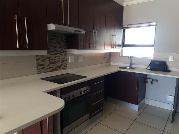 Greenstone Hill Apartment To Rent: 2 beds, balcony, gym, pools, close to amenities.