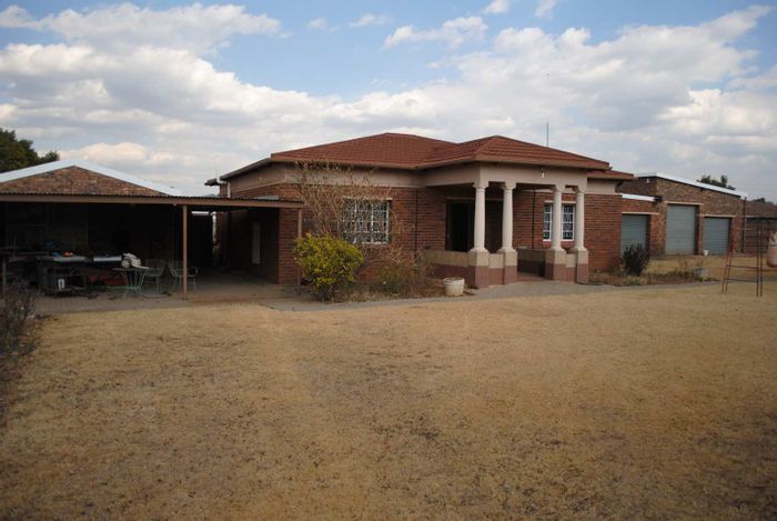Farm for Sale in Ophir AH: Chicken, sheep, cattle farming; secure homes, outbuildings.