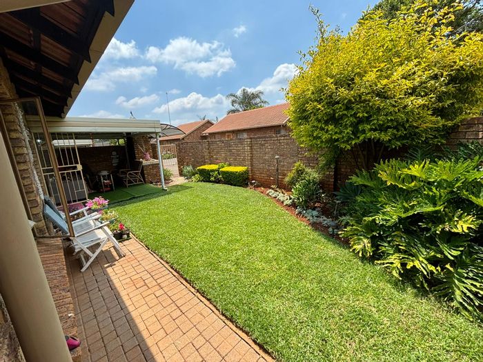 Townhouse To Rent in Pierre Van Ryneveld: 2 beds, garage, garden, braai area.