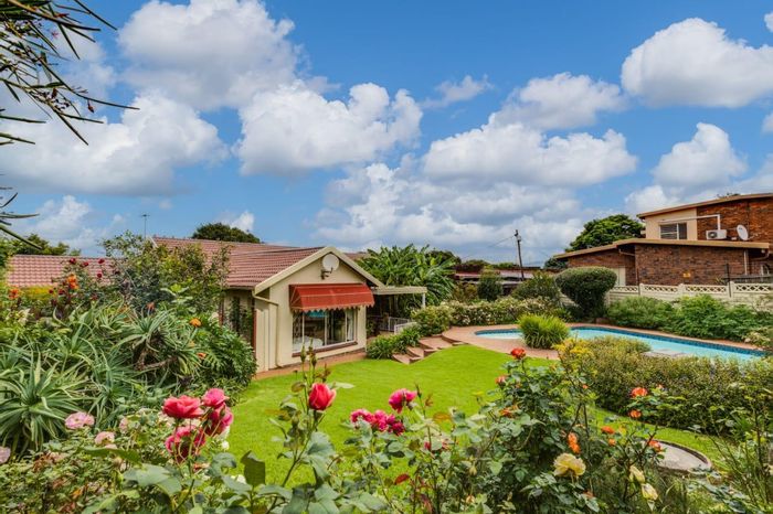 Mulbarton House For Sale: 3 bedrooms, pool, spacious garden, ample parking.