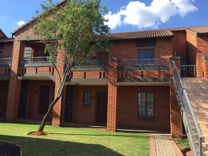 Mooikloof Ridge Townhouse To Rent: 2 beds, balcony, garage, security estate amenities.