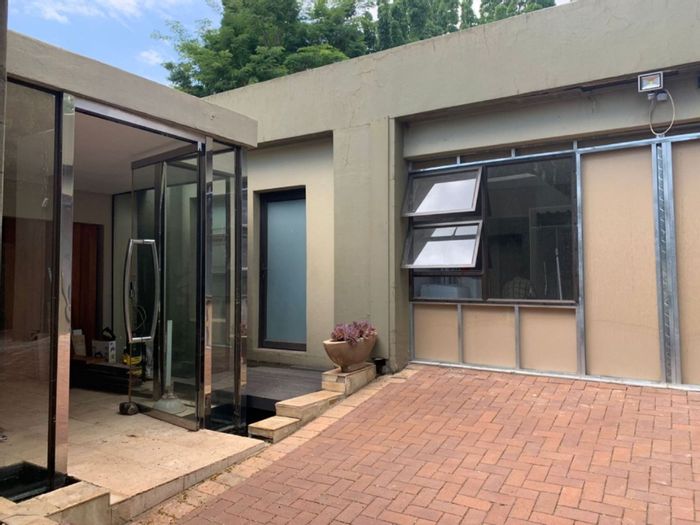 1 Bedroom apartment in Moreleta Park with secured parking and open plan living.