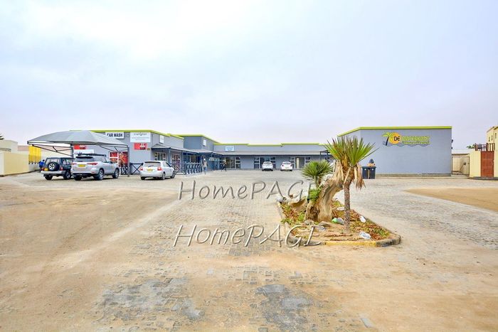 Retail property for sale in Meersig: 10 shops, parking, central location.