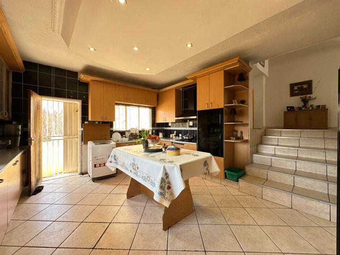 For Sale: House in Kleine Kuppe with 4 bedrooms, jacuzzi, and double garage.