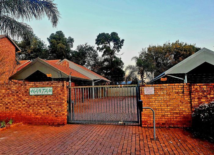 2-Bedroom Apartment To Rent in Clubview with pool, prepaid utilities, and secure parking.
