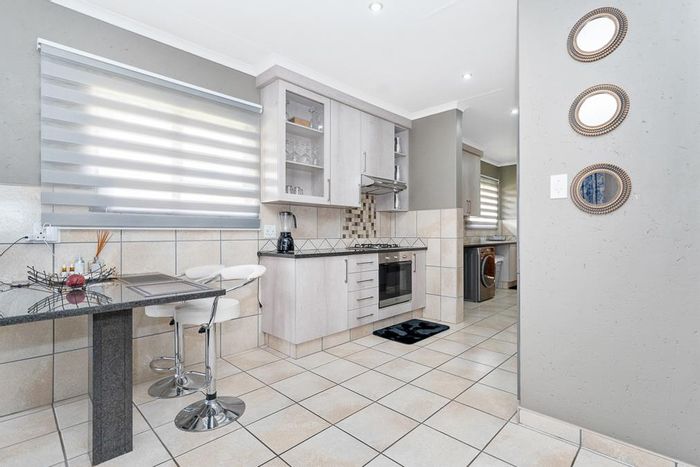 House For Sale in Comet: 2 beds, 2 baths, garage, security, garden.