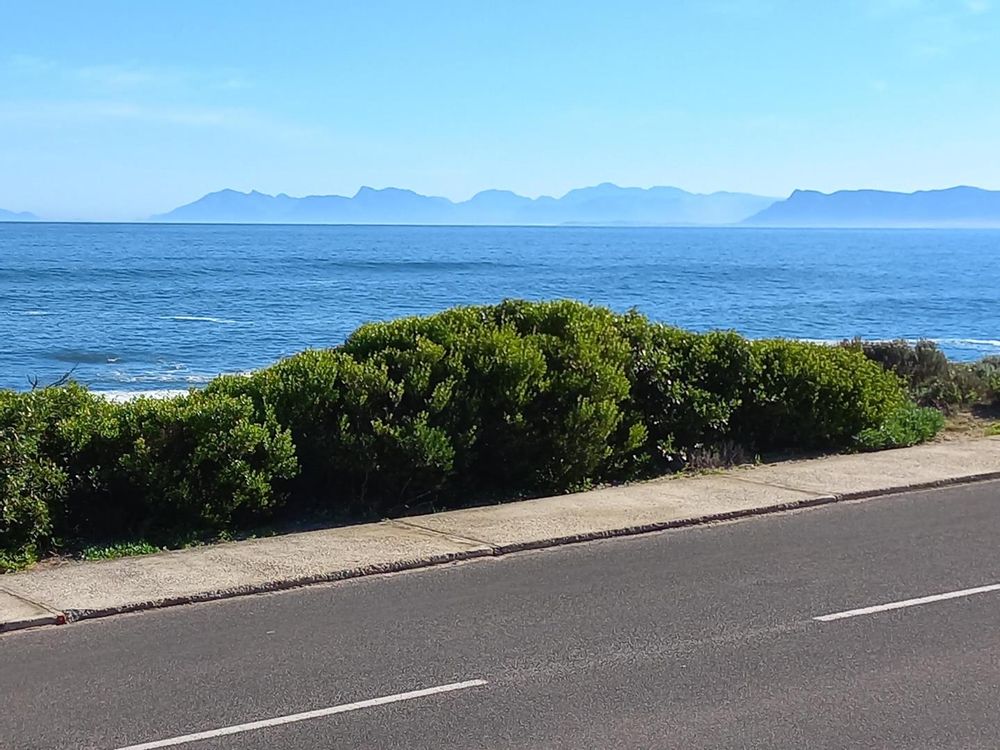PERMANENT Sea View to our right; Hermanus coastline clearly visible in the background.