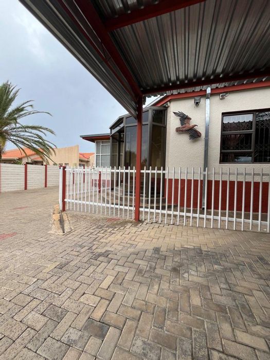Hochlandpark House For Sale: 3 Bedrooms, 2 Bathrooms, 2 Garages, 1120m² Erf.