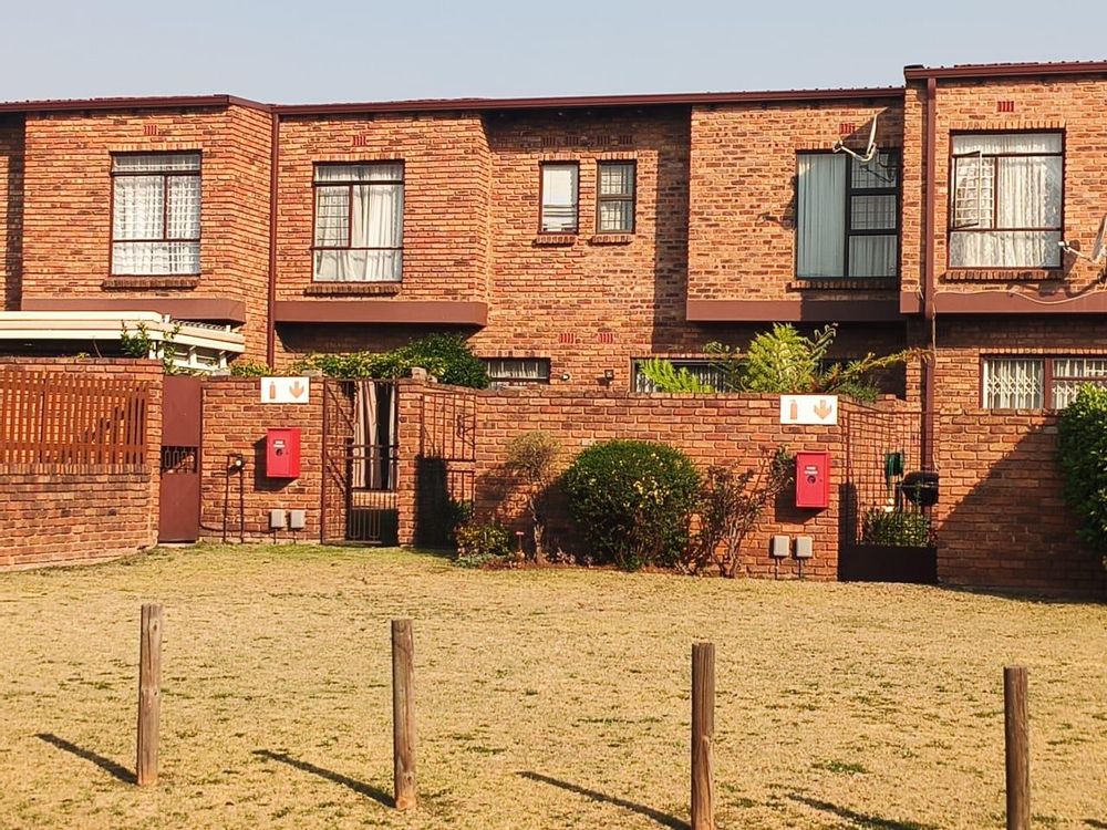 Back of unit, spacious communal gardens