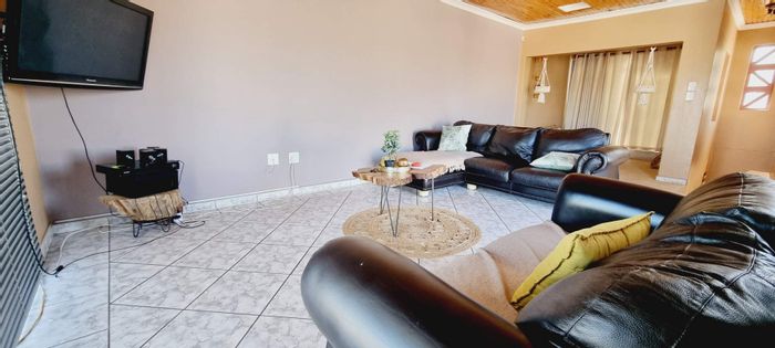 For Sale: Dorado Park House with 3 Beds, Entertainment Area, and Double Garage