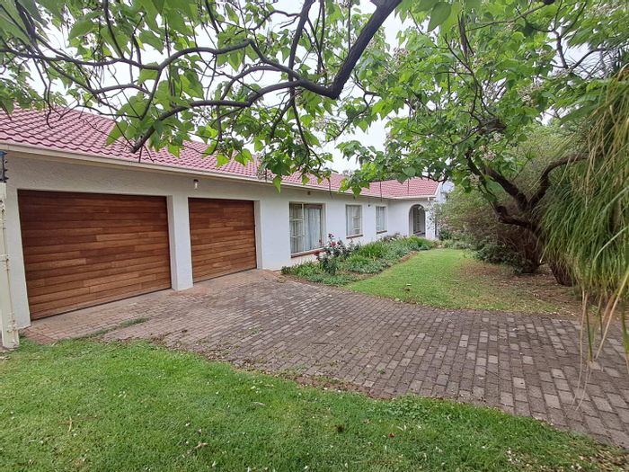 3-Bedroom House in Mayfield Park For Sale with Large Yard and Double Garage