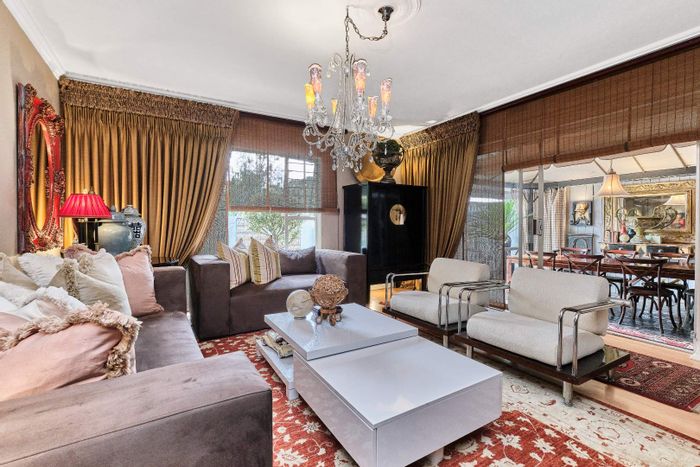 Weltevreden Park Townhouse For Sale: 2 beds, splash pool, study, excellent security.