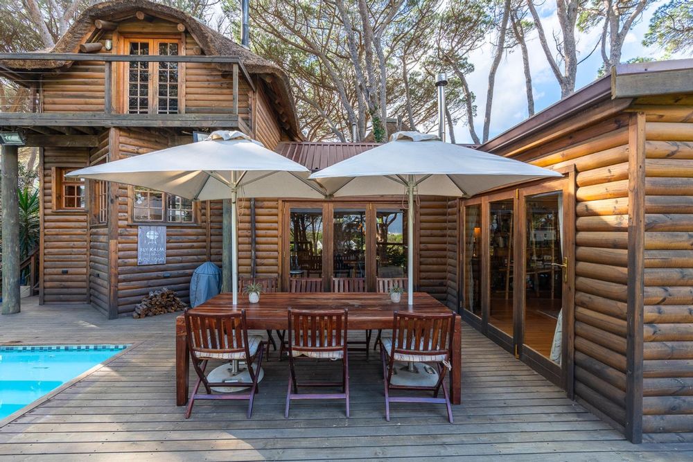 Front verandah with outdoor dining 