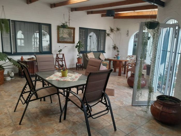 Vineta House For Sale: 6 bedrooms, flatlets, indoor BBQ, secure garden.