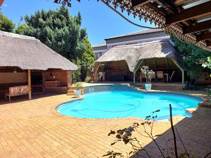 House For Sale in Morehill: 4 beds, pool, bar, secure area, double garage.