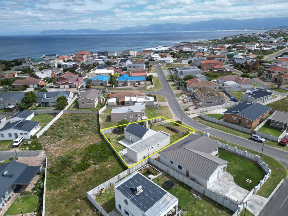 Location of 6 Park Street (Perlemoenbaai) from the air.
