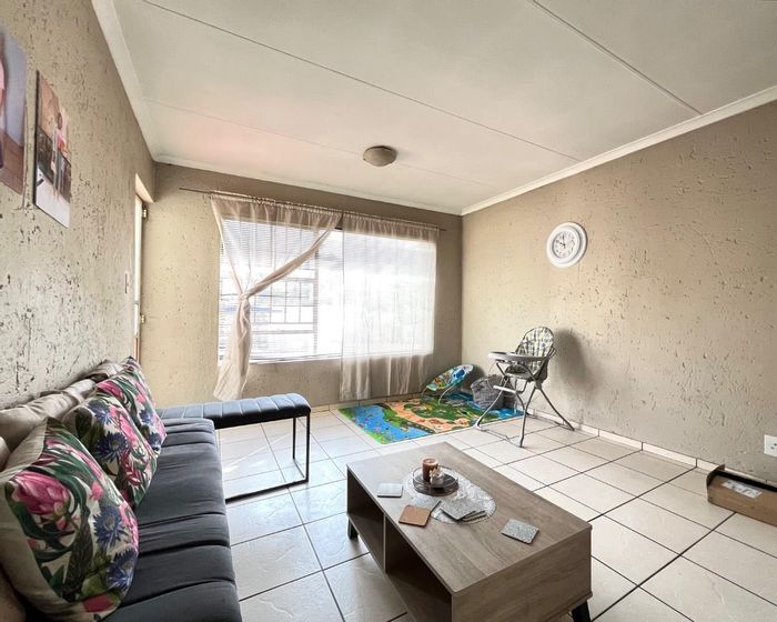 1-Bedroom Apartment to Rent in Rembrandt Park with Pool, Clubhouse, and Parking.
