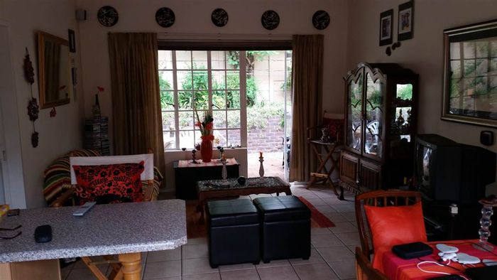 Charming Cottage in Johannesburg North To Rent with garden and parking included.