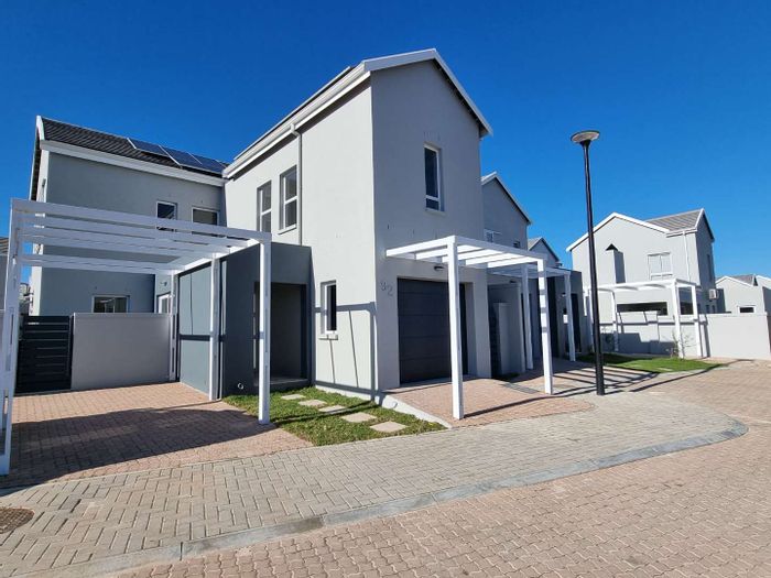 Klein Parys Townhouse To Rent: Open plan living, garden, garage, security estate.