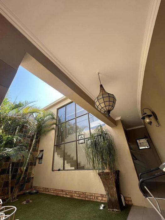 Kleine Kuppe House For Sale: 3-bed duet, indoor braai, pool, bachelor's flat.