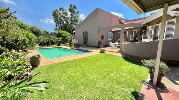 Spacious 5-Bedroom House in Sunward Park with Pool, Bar, and Security. For Sale.