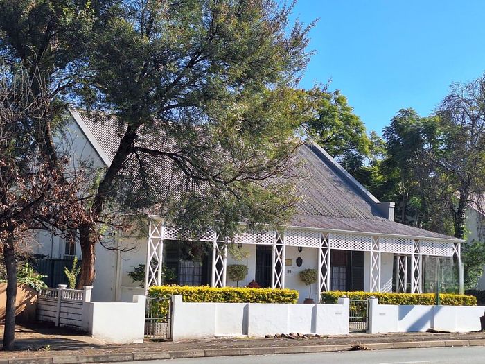 Heritage Guest House in Oudtshoorn Central For Sale: 6 ensuite rooms, pools, parking.