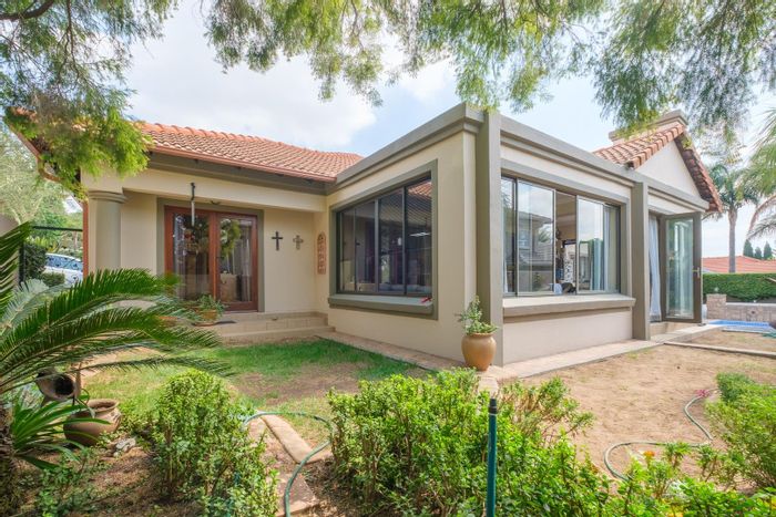 For Sale: House in Moreleta Park with pool, staff accommodation, and 24HR security.