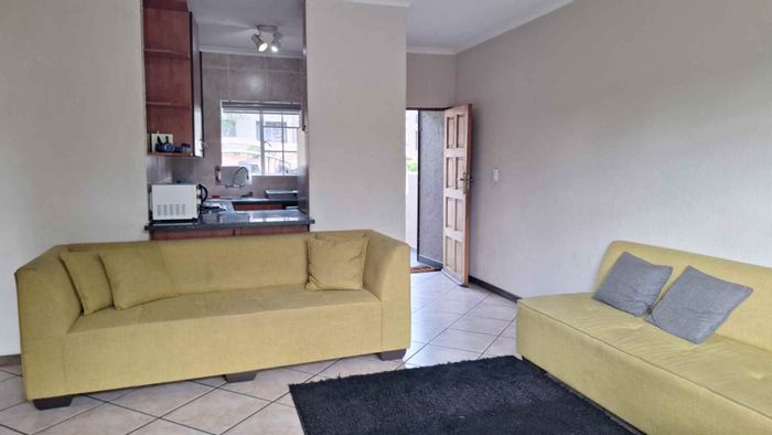 Wilgeheuwel Apartment To Rent: 2 bedrooms, balcony with braai, secure complex.