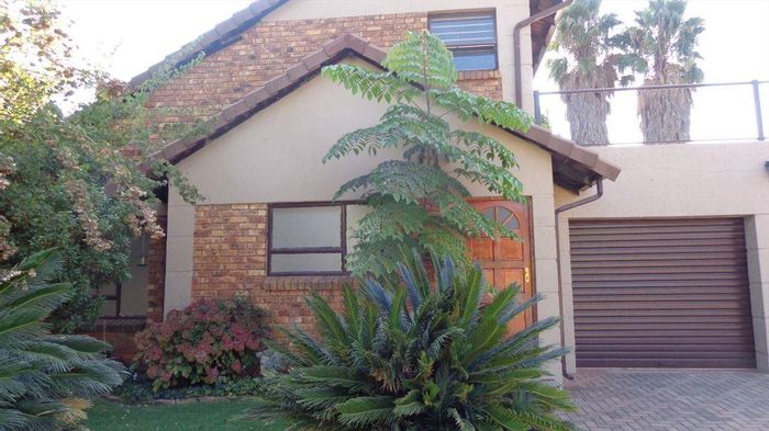 For Sale: House in Glen Marais with pool, double garage, and spacious layout.