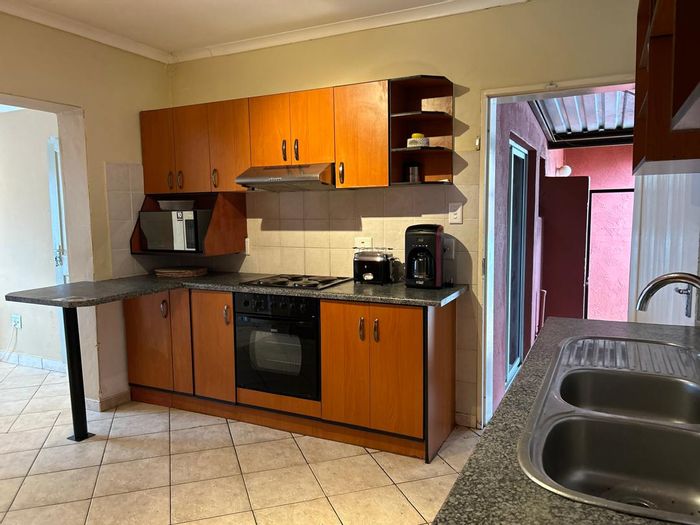 House to Rent in Pioniers Park: 3 bedrooms, air conditioning, secure parking.