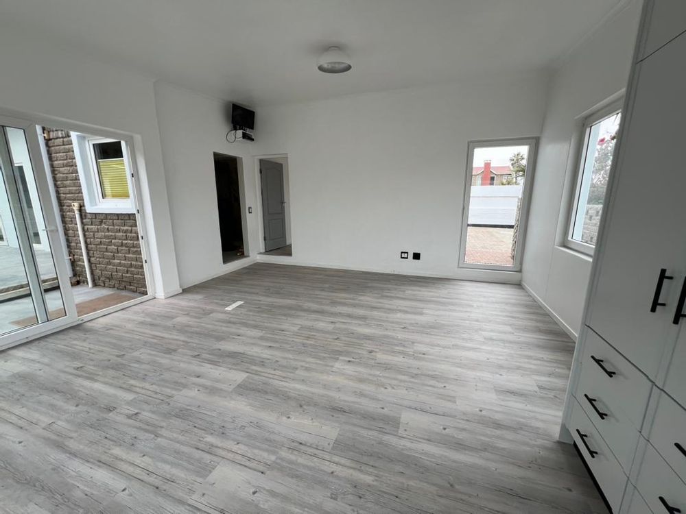 Second bedroom with en-suite bathroom