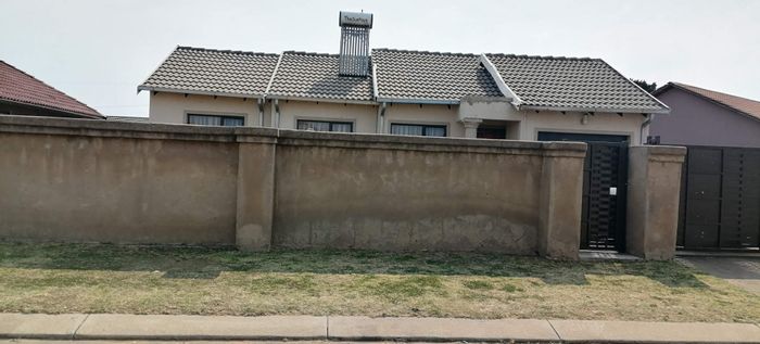 House For Sale in Kwa Thema Ext 2: 3 Bedrooms, garage, outside room.
