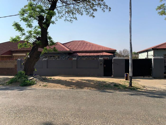 For Sale: 3-bedroom house in Kenilworth, fully tenanted with individual meters.