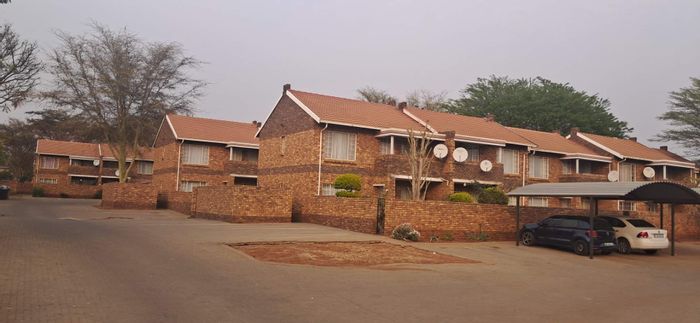 For Sale: Apartment in Clarina with security, parking, and easy highway access.