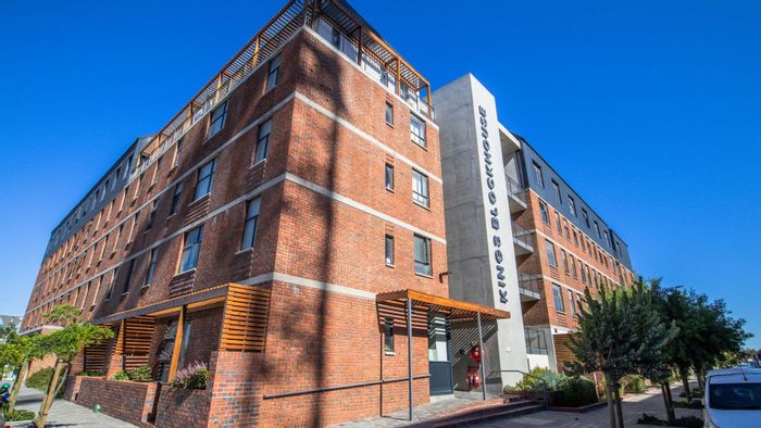 For Sale: Apartment in Thornton with balcony, security, and exclusive parking.