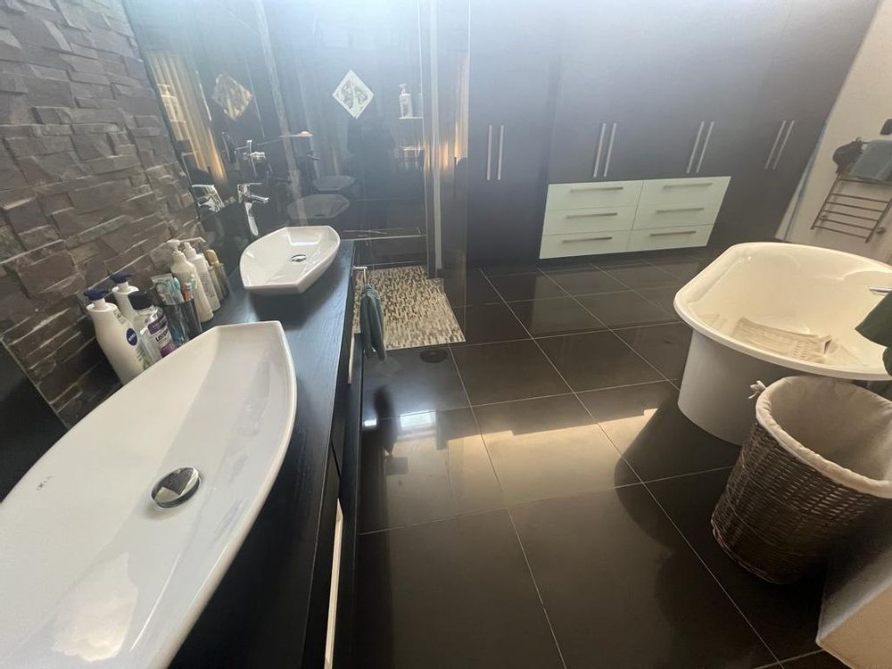 En-suite bathroom on first floor