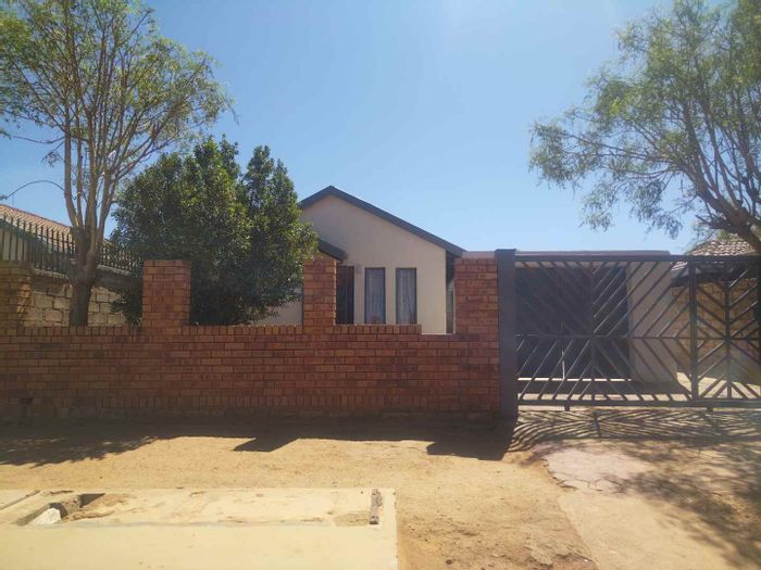 Soshanguve Ext House For Sale: 2 bedrooms, near schools and shopping amenities.