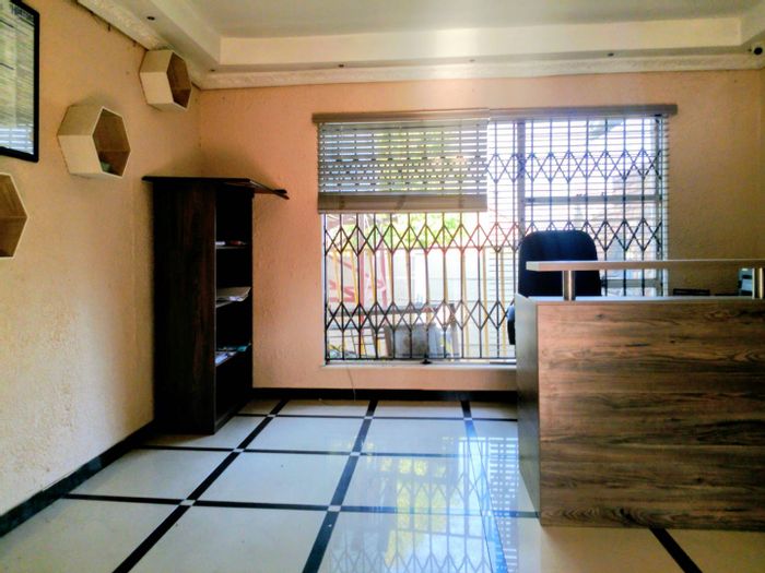 Kibler Park House For Sale: 3 bedrooms, 2 bathrooms, 2 garages, versatile living spaces.