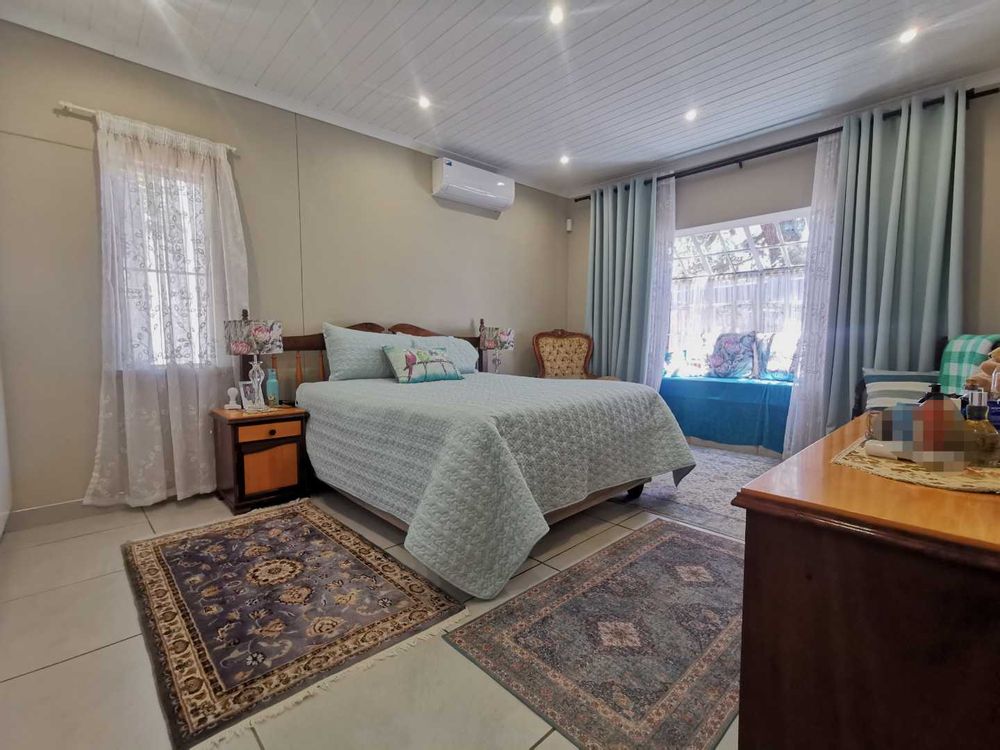 MASTER BEDROOM WITH FULL EN-SUITE 