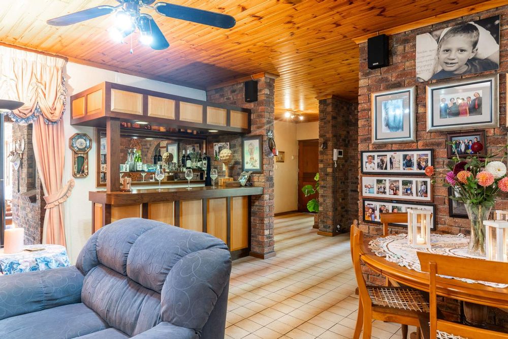 Built-in-bar in family lounge