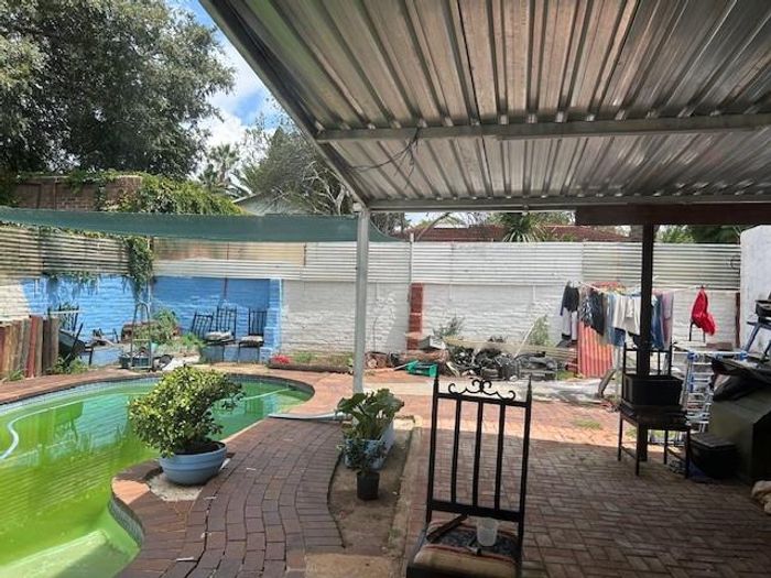 Westdene House To Rent: 3 bedrooms, pool, large kitchen, safe parking for 4.